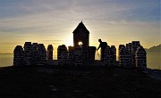 91 Suggestivo tramonto al tempietto dei Tre Faggi  